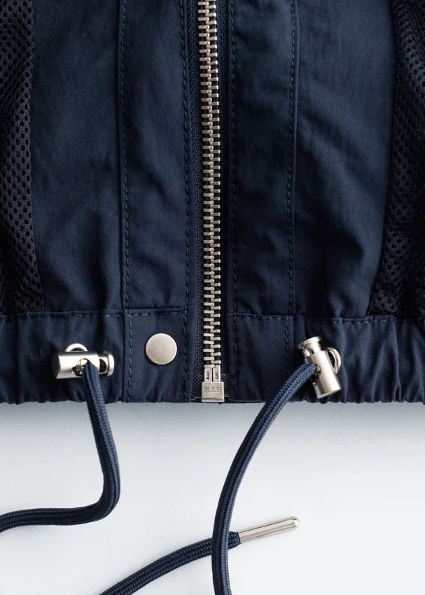 Jacke mit Stehkragen und Kordelzug Jacke mit Stehkragen und Kordelzug
