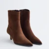 Kitten-Heel-Stiefel aus Wildleder