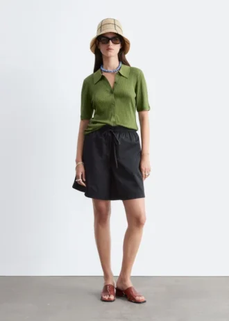Kniekurze Shorts mit Kordelzug