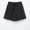 Kniekurze Shorts mit Kordelzug