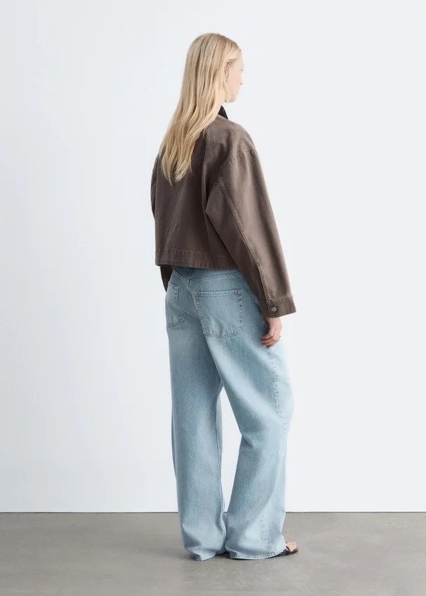 Kurze Jeansjacke mit Cordkragen Kurze Jeansjacke mit Cordkragen