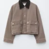 Kurze Jeansjacke mit Cordkragen Kurze Jeansjacke mit Cordkragen