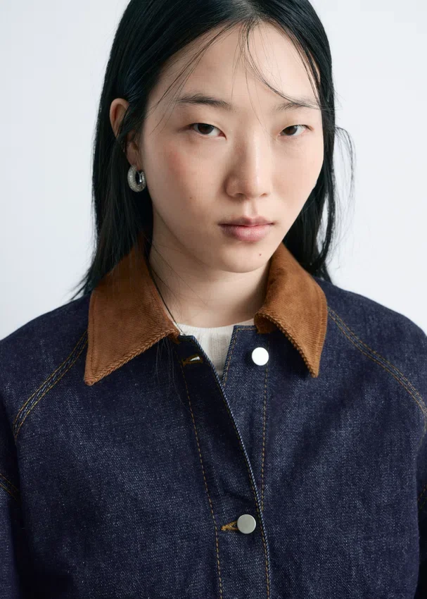 Kurze Jeansjacke mit Cordkragen Kurze Jeansjacke mit Cordkragen