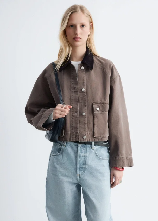Kurze Jeansjacke mit Cordkragen Kurze Jeansjacke mit Cordkragen