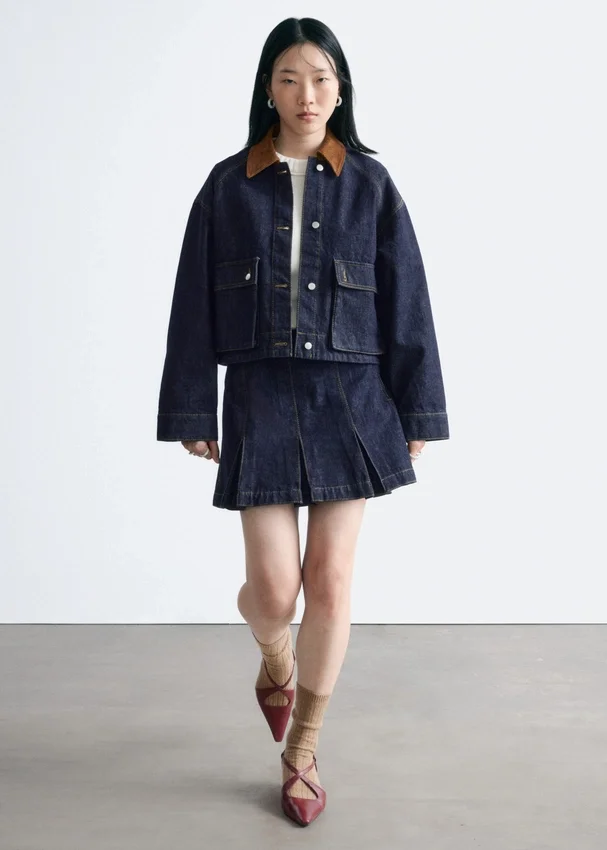 Kurze Jeansjacke mit Cordkragen Kurze Jeansjacke mit Cordkragen