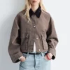 Kurze Jeansjacke mit Cordkragen Kurze Jeansjacke mit Cordkragen