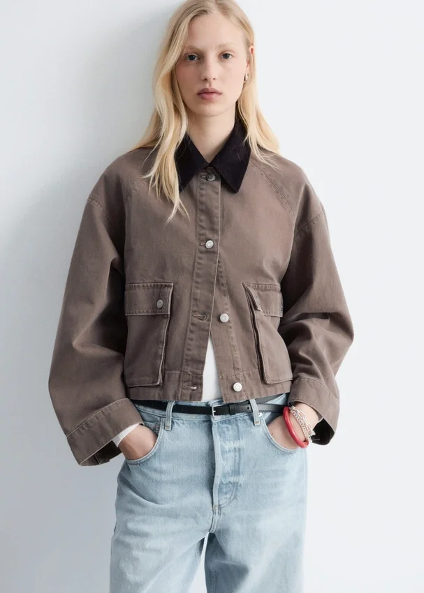 Kurze Jeansjacke mit Cordkragen Kurze Jeansjacke mit Cordkragen