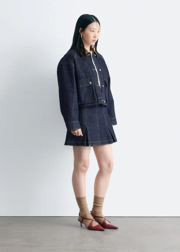 Kurze Jeansjacke mit Cordkragen Kurze Jeansjacke mit Cordkragen