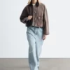 Kurze Jeansjacke mit Cordkragen Kurze Jeansjacke mit Cordkragen