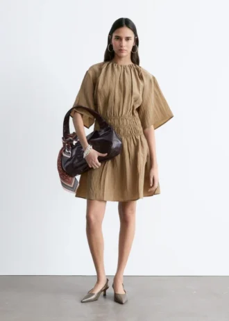 Kurzärmeliges Minikleid mit Rüschen Kurzärmeliges Minikleid mit Rüschen