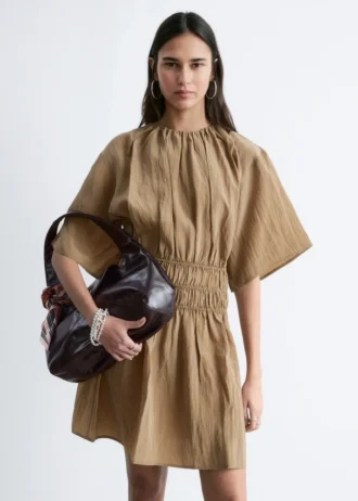 Kurzärmeliges Minikleid mit Rüschen Kurzärmeliges Minikleid mit Rüschen