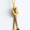 Lariat-Halskette mit Knotendetail