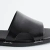Leder-Pantoletten mit Metallverzierung
