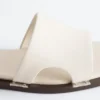 Leder-Pantoletten mit Metallverzierung
