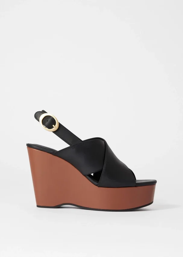 Leder-Sandalen mit Keilabsatz Leder-Sandalen mit Keilabsatz