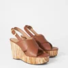 Leder-Sandalen mit Keilabsatz Leder-Sandalen mit Keilabsatz