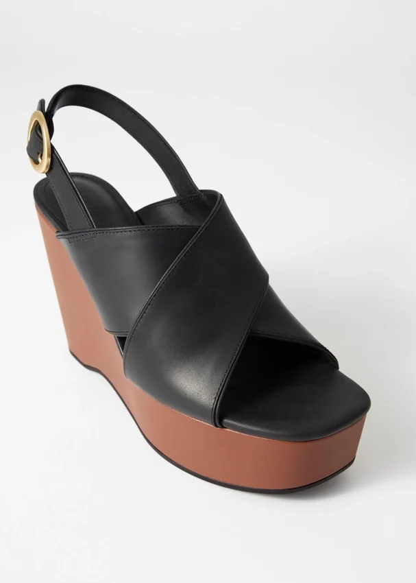 Leder-Sandalen mit Keilabsatz Leder-Sandalen mit Keilabsatz