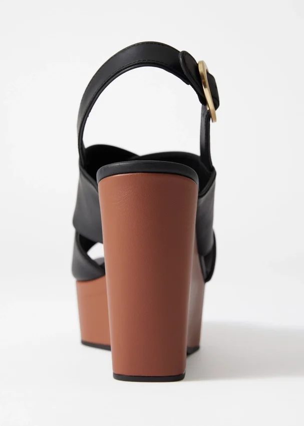 Leder-Sandalen mit Keilabsatz Leder-Sandalen mit Keilabsatz