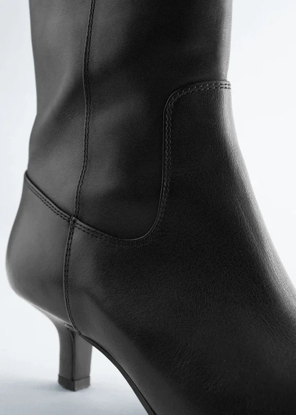 Leder-Stiefeletten mit Kitten-Heel Leder-Stiefeletten mit Kitten-Heel