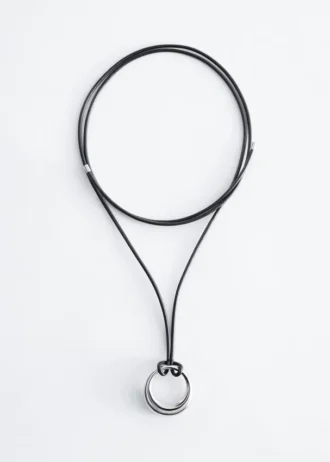 Lederhalskette mit Ring-Anhänger