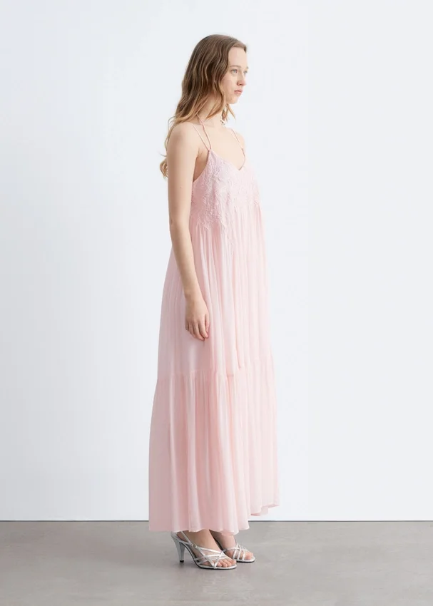 Maxikleid mit Trägern und Stickerei Maxikleid mit Trägern und Stickerei