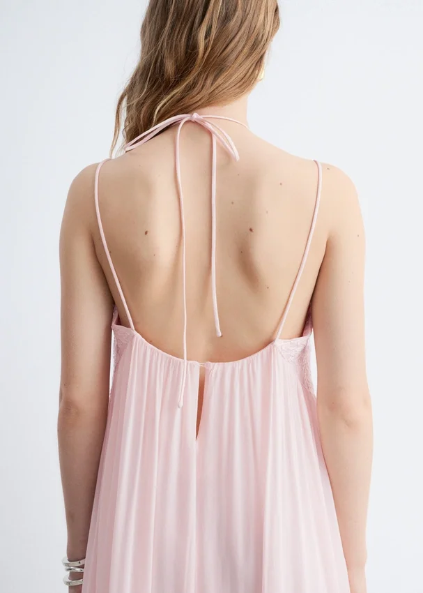 Maxikleid mit Trägern und Stickerei Maxikleid mit Trägern und Stickerei