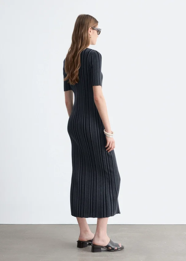 Midikleid aus Rippstrick Midikleid aus Rippstrick