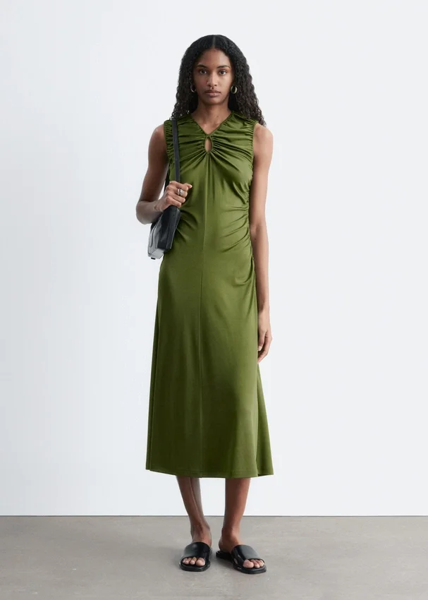 Midikleid mit gerafftem Schlüssellochausschnitt Midikleid mit gerafftem Schlüssellochausschnitt