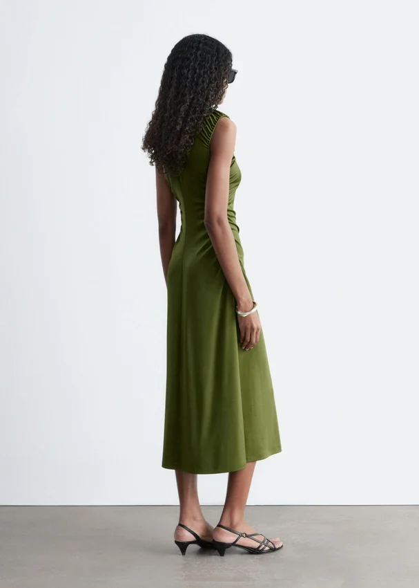 Midikleid mit gerafftem Schlüssellochausschnitt Midikleid mit gerafftem Schlüssellochausschnitt