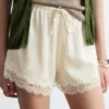 Mini-Shorts mit Jacquard-Spitze Mini-Shorts mit Jacquard-Spitze