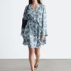 Mini-Wickelkleid mit Blumenmuster Mini-Wickelkleid mit Blumenmuster