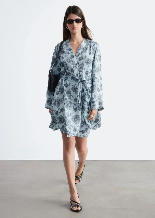 Mini-Wickelkleid mit Blumenmuster Mini-Wickelkleid mit Blumenmuster
