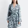 Mini-Wickelkleid mit Blumenmuster Mini-Wickelkleid mit Blumenmuster