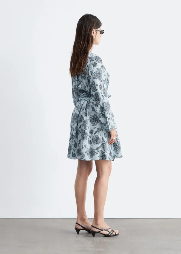 Mini-Wickelkleid mit Blumenmuster Mini-Wickelkleid mit Blumenmuster