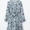 Mini-Wickelkleid mit Blumenmuster Mini-Wickelkleid mit Blumenmuster