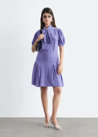 Minikleid mit Schleifenausschnitt