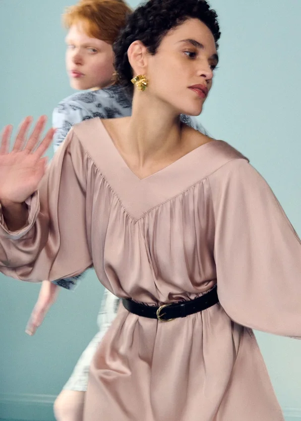 Minikleid mit V-Ausschnitt und Kordelzug Minikleid mit V-Ausschnitt und Kordelzug