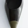 Pumps aus Leder mit Farbblöcken Pumps aus Leder mit Farbblöcken