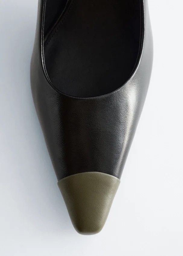 Pumps aus Leder mit Farbblöcken Pumps aus Leder mit Farbblöcken
