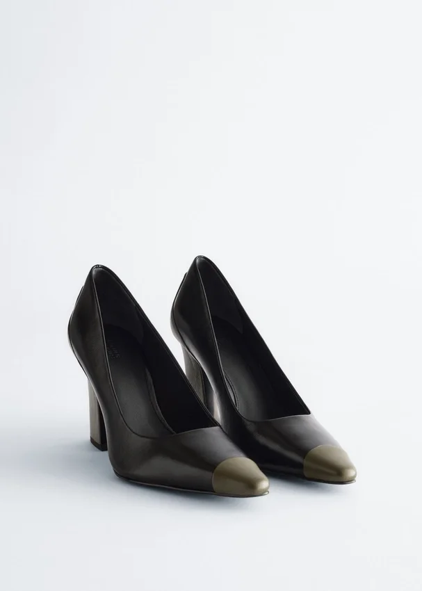 Pumps aus Leder mit Farbblöcken Pumps aus Leder mit Farbblöcken
