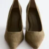 Pumps aus Wildleder mit Blockabsatz Pumps aus Wildleder mit Blockabsatz