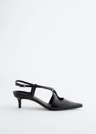 Pumps mit Lederriemen im Kreuzmuster