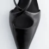 Pumps mit Lederriemen im Kreuzmuster Pumps mit Lederriemen im Kreuzmuster