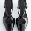 Pumps mit Lederriemen im Kreuzmuster Pumps mit Lederriemen im Kreuzmuster