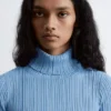 Rippgestrickter Lurex-Rollkragenpullover