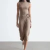 Ärmelloses Midikleid mit Rollkragen Ärmelloses Midikleid mit Rollkragen