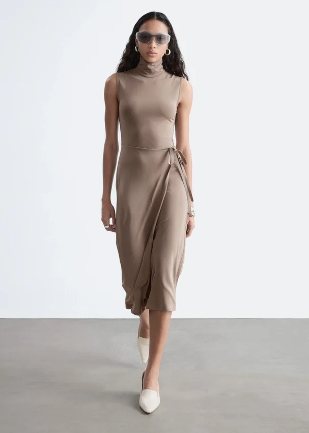 Ärmelloses Midikleid mit Rollkragen Ärmelloses Midikleid mit Rollkragen