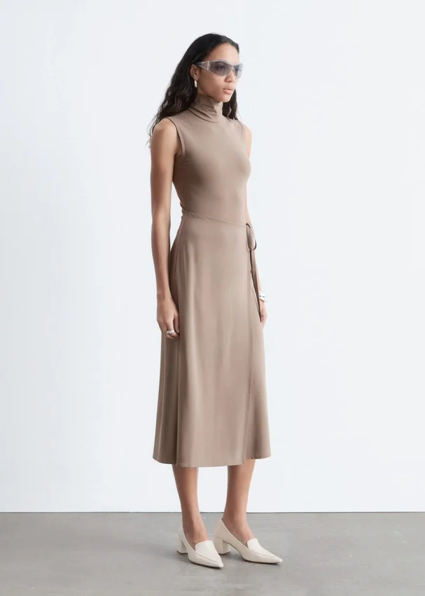 Ärmelloses Midikleid mit Rollkragen Ärmelloses Midikleid mit Rollkragen
