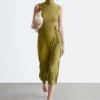 Ärmelloses Midikleid mit Rollkragen