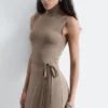 Ärmelloses Midikleid mit Rollkragen Ärmelloses Midikleid mit Rollkragen